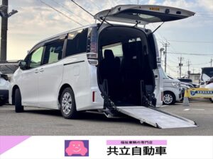 ヴォクシー X スロープ タイプ1 4WD 車いす2人