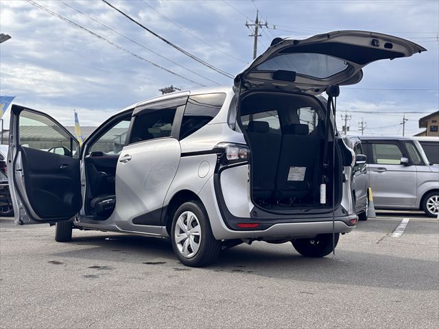 トヨタシエンタ Ｇ 助手席回転チルトシート 4WD