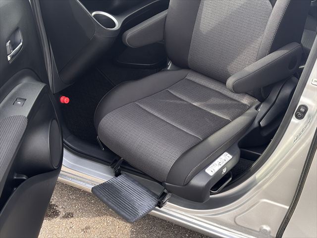 トヨタシエンタ Ｇ 助手席回転チルトシート 4WD