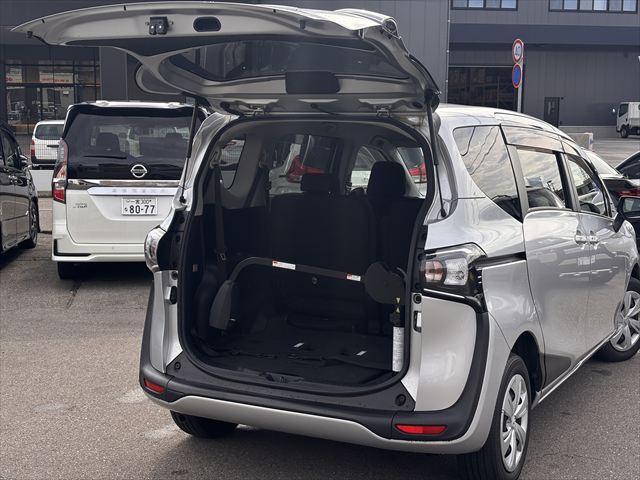 トヨタシエンタ Ｇ 助手席回転チルトシート 4WD