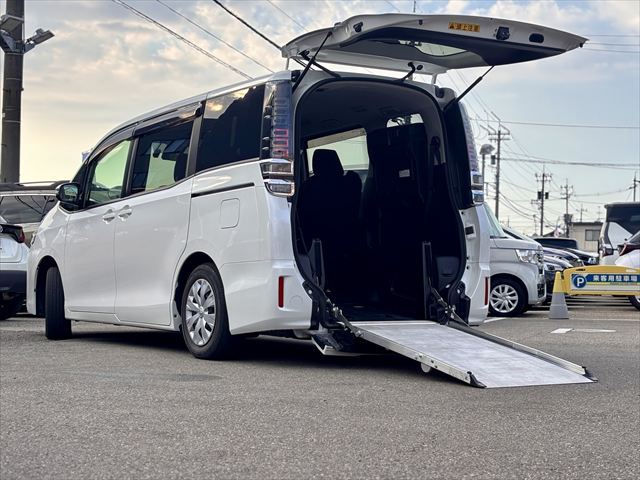 ヴォクシー X スロープ タイプ1 4WD 車いす2人