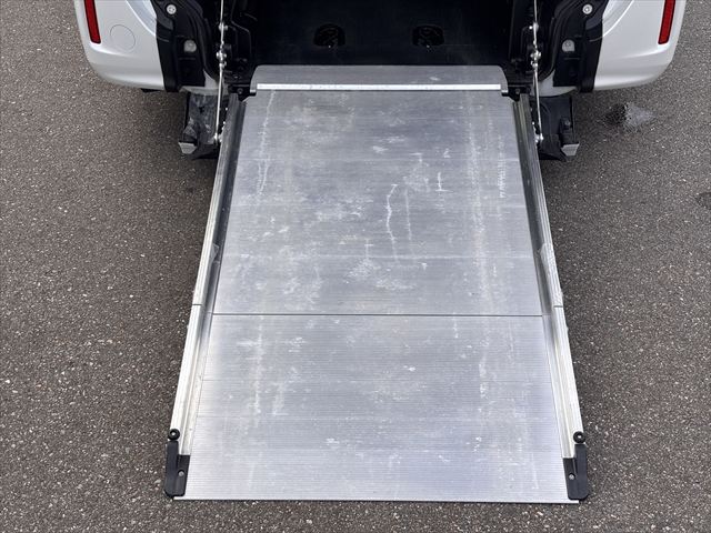 ヴォクシー X スロープ タイプ1 4WD 車いす2人