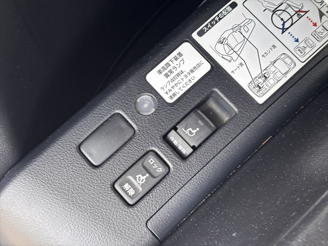 ヴォクシー X スロープ タイプ1 4WD 車いす2人