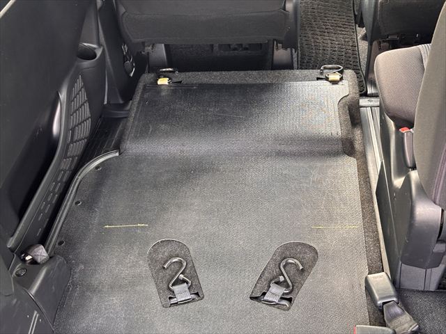 ヴォクシー X スロープ タイプ1 4WD 車いす2人
