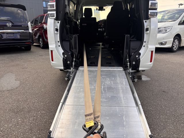 ヴォクシー X スロープ タイプ1 4WD 車いす2人