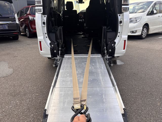 ヴォクシー X スロープ タイプ1 4WD 車いす2人