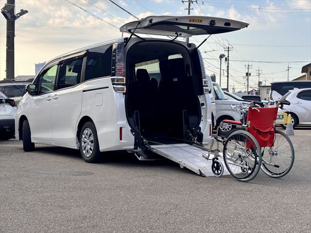 ヴォクシー X スロープ タイプ1 4WD 車いす2人