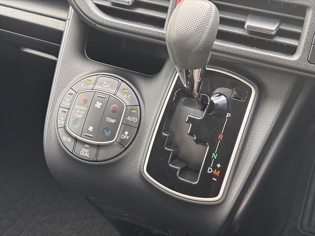 ヴォクシー X スロープ タイプ1 4WD 車いす2人