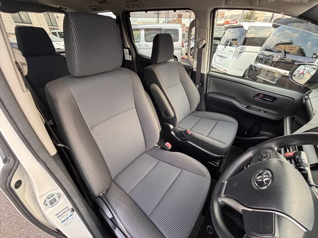 ヴォクシー X スロープ タイプ1 4WD 車いす2人