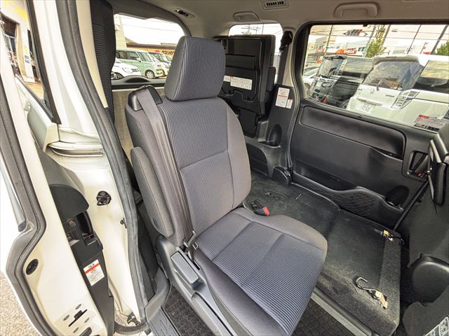 ヴォクシー X スロープ タイプ1 4WD 車いす2人