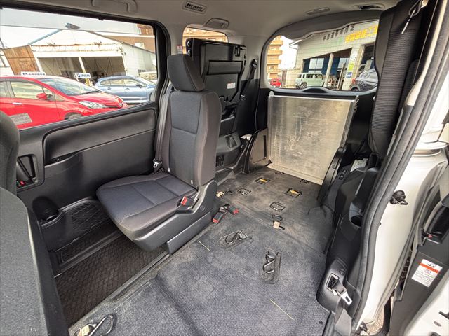 ヴォクシー X スロープ タイプ1 4WD 車いす2人