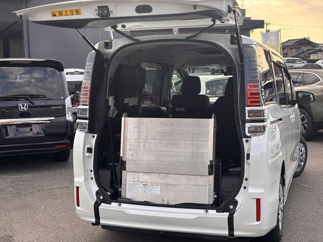 ヴォクシー X スロープ タイプ1 4WD 車いす2人
