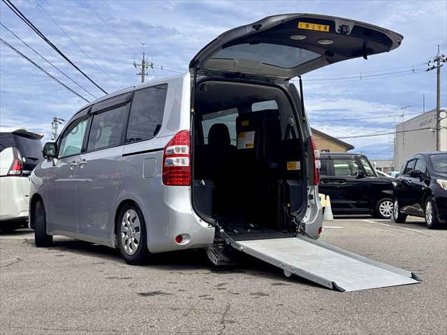 ノア X Lセレクション タイプ1 車いす2名仕様 4WD