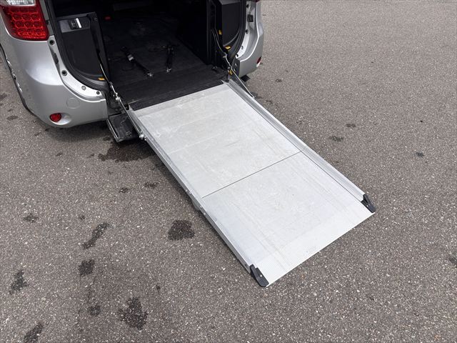 ノア X Lセレクション タイプ1 車いす2名仕様 4WD