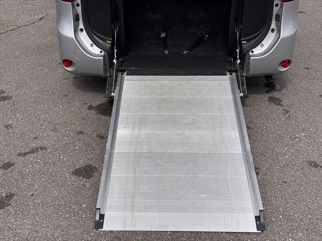 ノア X Lセレクション タイプ1 車いす2名仕様 4WD