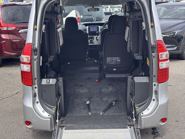 ノア X Lセレクション タイプ1 車いす2名仕様 4WD