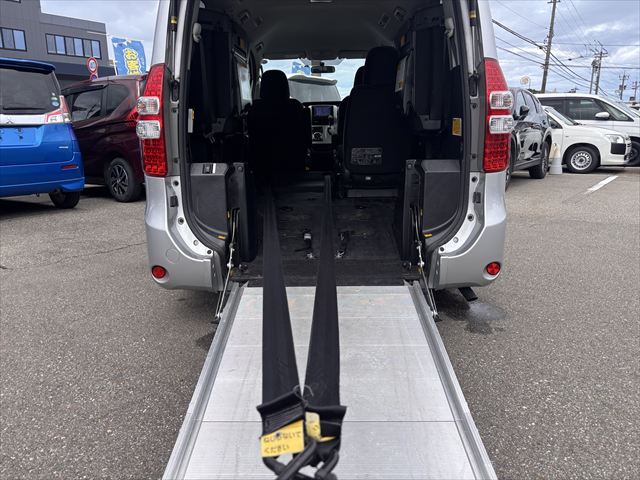 ノア X Lセレクション タイプ1 車いす2名仕様 4WD