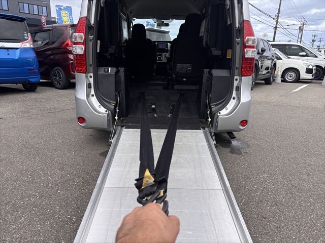 ノア X Lセレクション タイプ1 車いす2名仕様 4WD