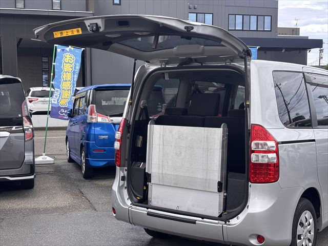 ノア X Lセレクション タイプ1 車いす2名仕様 4WD