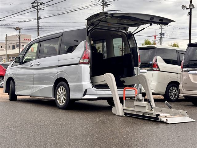 セレナ 4WD チェアキャブリフター Vセレクション