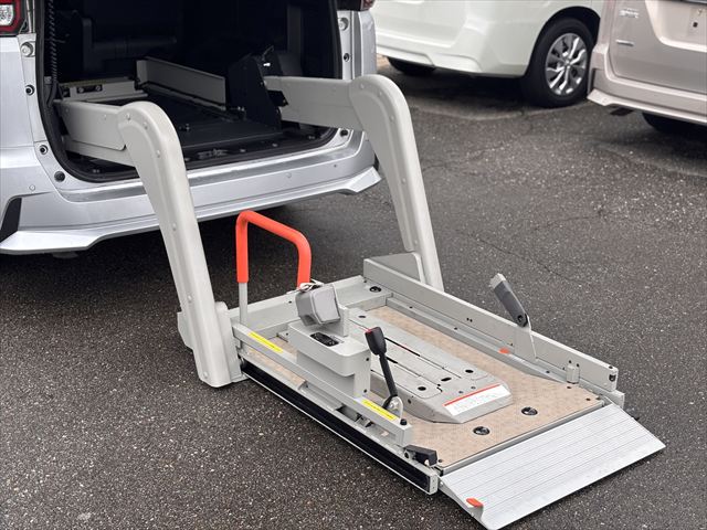 セレナ 4WD チェアキャブリフター Vセレクション