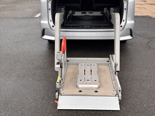 セレナ 4WD チェアキャブリフター Vセレクション