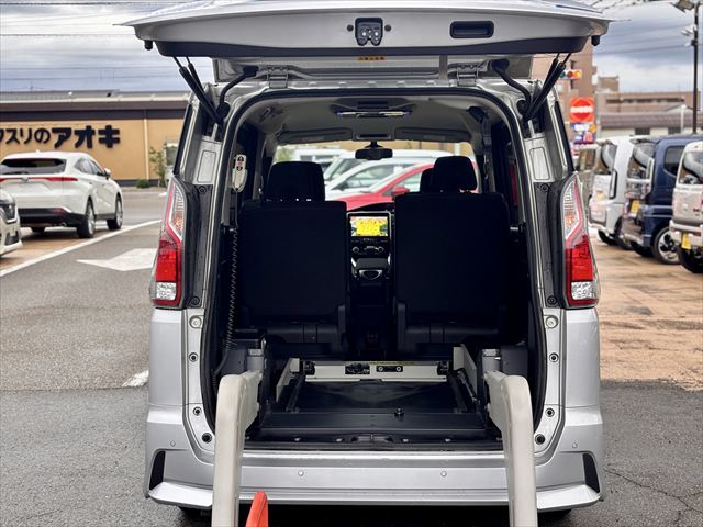 セレナ 4WD チェアキャブリフター Vセレクション