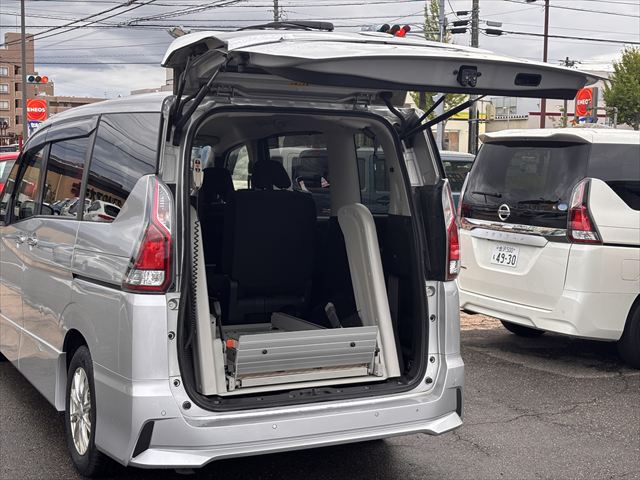 セレナ 4WD チェアキャブリフター Vセレクション