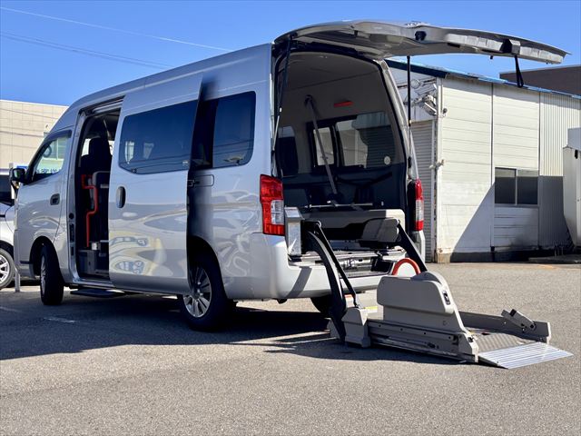 NV350キャラバン チェアキャブ リアリフト 4WD 車いす4人