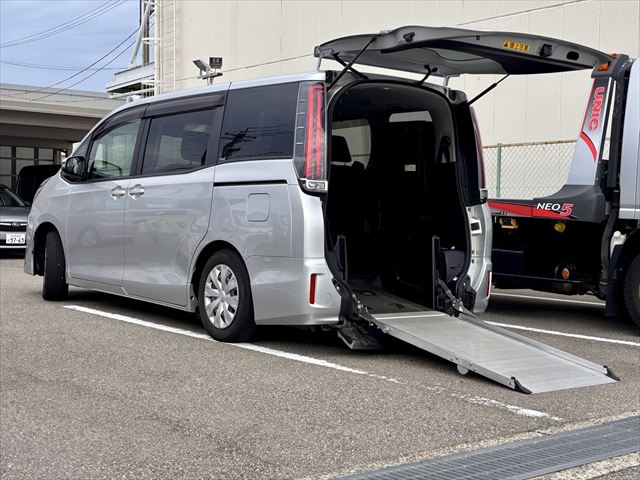 ノア X タイプ1 車いす2人 4WD
