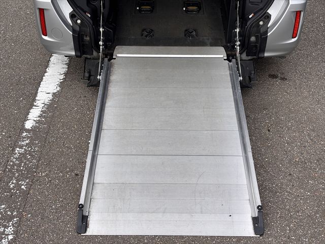 ノア X タイプ1 車いす2人 4WD