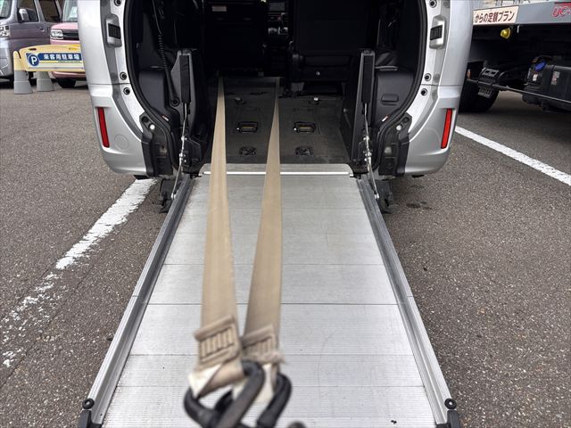 ノア X タイプ1 車いす2人 4WD