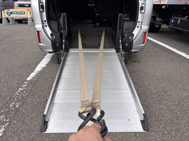 ノア X タイプ1 車いす2人 4WD