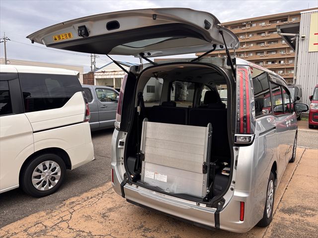 ノア X タイプ1 車いす2人 4WD