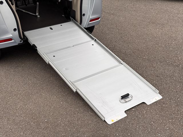 NBOX Gスロープ Lターボ 4WD