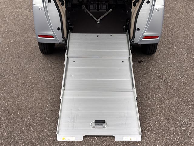 NBOX Gスロープ Lターボ 4WD