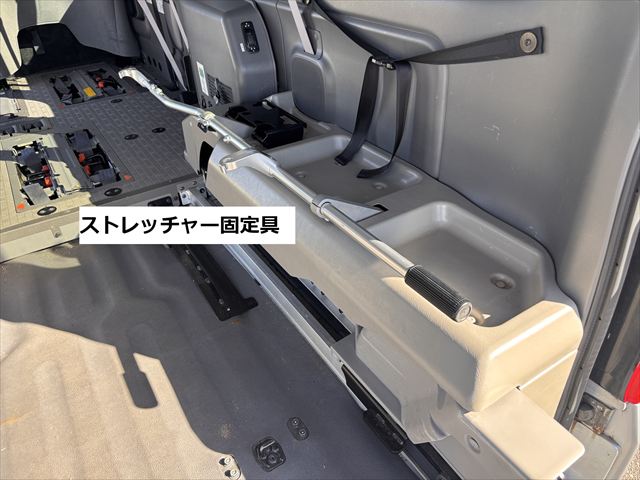 NV350キャラバン チェアキャブ リアリフト 4WD 車いす4人