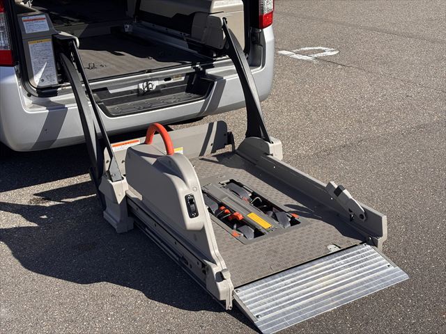 NV350キャラバン チェアキャブ リアリフト 4WD 車いす4人