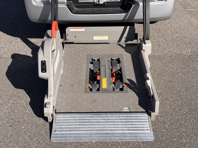 NV350キャラバン チェアキャブ リアリフト 4WD 車いす4人