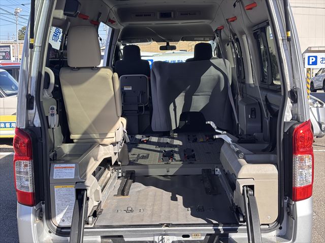 NV350キャラバン チェアキャブ リアリフト 4WD 車いす4人