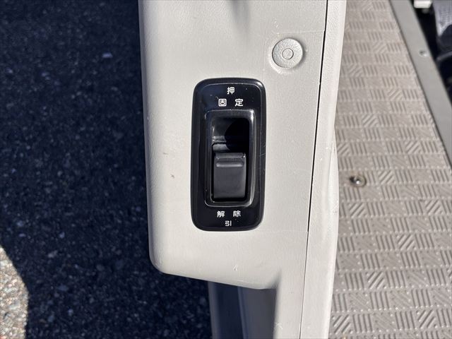 NV350キャラバン チェアキャブ リアリフト 4WD 車いす4人