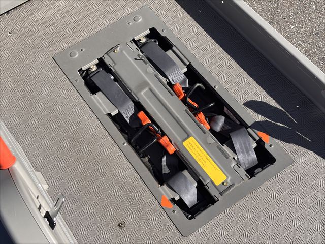 NV350キャラバン チェアキャブ リアリフト 4WD 車いす4人