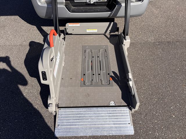 NV350キャラバン チェアキャブ リアリフト 4WD 車いす4人