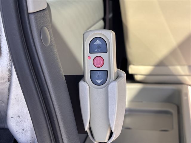 NV350キャラバン チェアキャブ リアリフト 4WD 車いす4人