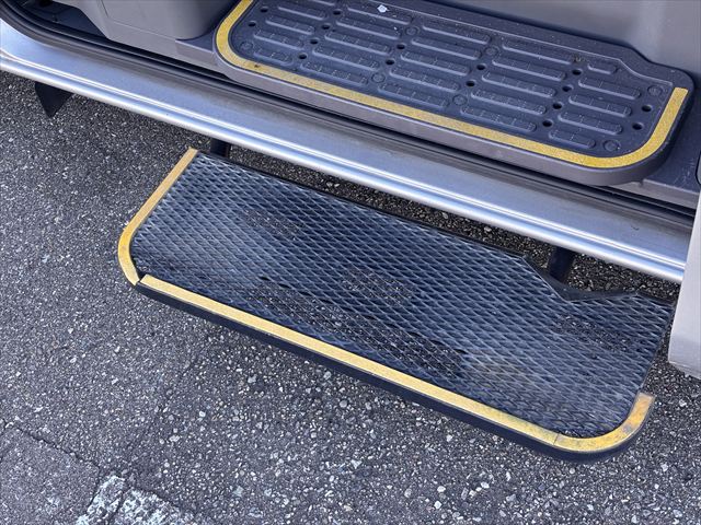 NV350キャラバン チェアキャブ リアリフト 4WD 車いす4人