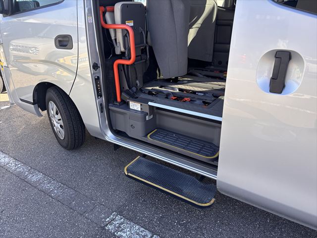 NV350キャラバン チェアキャブ リアリフト 4WD 車いす4人