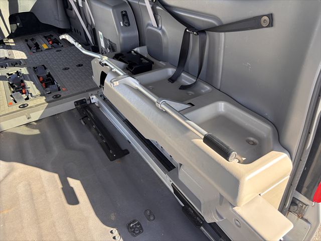 NV350キャラバン チェアキャブ リアリフト 4WD 車いす4人