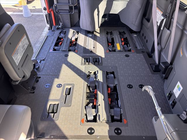 NV350キャラバン チェアキャブ リアリフト 4WD 車いす4人