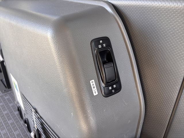 NV350キャラバン チェアキャブ リアリフト 4WD 車いす4人