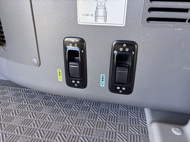 NV350キャラバン チェアキャブ リアリフト 4WD 車いす4人